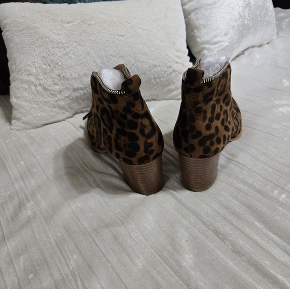Faux Suede Zip Up Leopard Print Booties. Size 7 1/2 EUC! - Picture 2 of 8